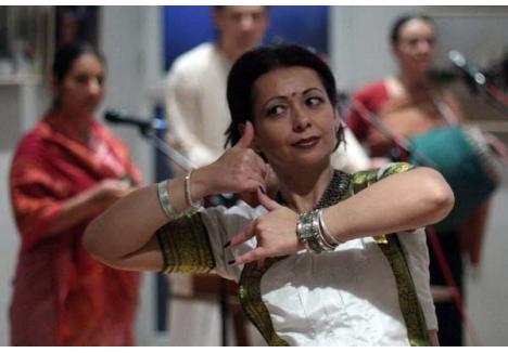 ZEIŢA ÎN SARI. Claudia Ignat a dobândit graţia şi feminitatea mişcărilor de dans oriental chiar în India, iar acum le împarte tuturora prin spectacole şi cursuri